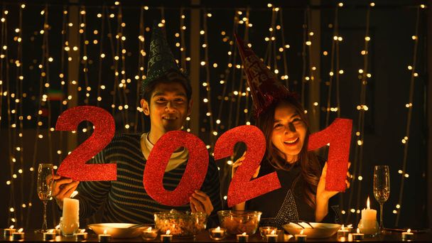 2021 new year background of asian couple with numberic letter 2021 at new year and christmas celebration party. concept of christmas and new year celebration party - Foto, afbeelding