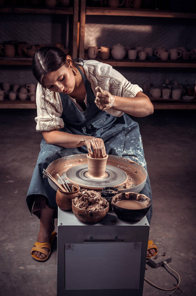 Production manuelle de produits céramiques selon les anciennes recettes. - Photo, image
