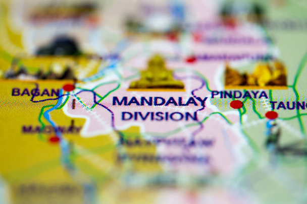 Mandalay Tümeni Myanmar Asya kıtasının atlas üzerindeki coğrafi haritasına yoğunlaşın. - Fotoğraf, Görsel