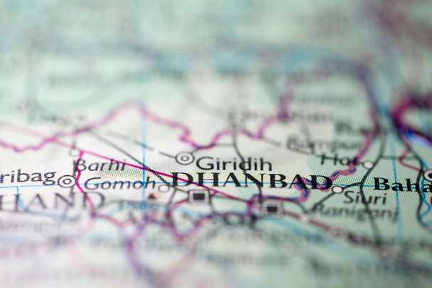 Płytka głębokość ostrości na mapie geograficznej Dhanbad Indie Azja kontynent na atlasie - Zdjęcie, obraz