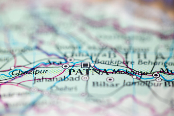 Profundidad superficial del foco de campo en la ubicación del mapa geográfico del continente de Patna India Asia en el atlas - Foto, imagen