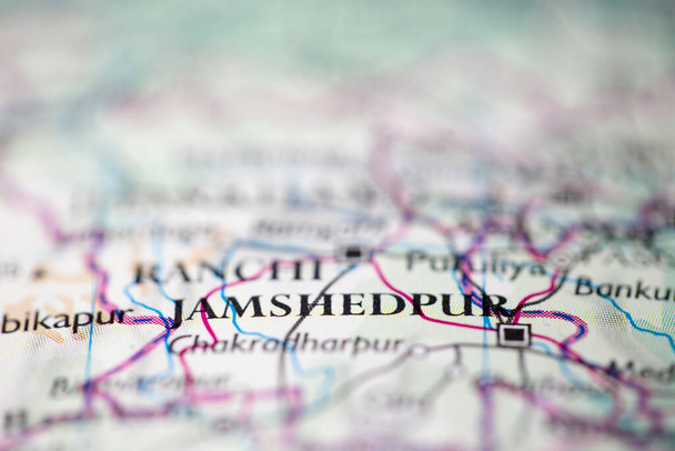 Płytka głębokość ostrości na mapie geograficznej położenie Jamshedpur Indie Azja kontynent na atlasie - Zdjęcie, obraz