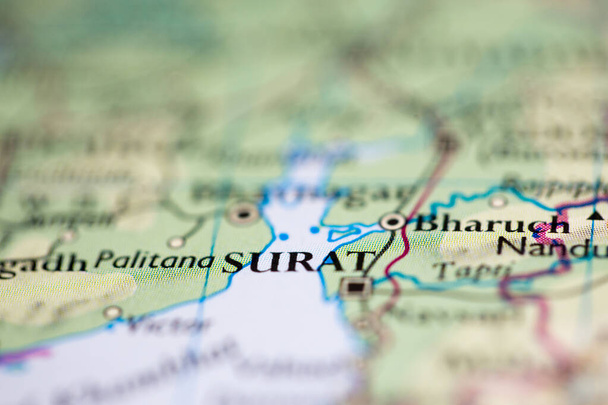 Niedrige Schärfentiefe Fokus auf geografische Kartenlage von Surat Indien Asien Kontinent auf Atlas - Foto, Bild
