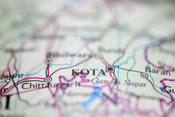 Profondità di campo ridotta focus sulla posizione geografica della mappa del continente asiatico di Kota India sull'atlante - Foto, immagini