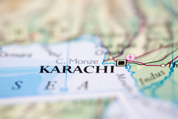 Niedrige Schärfentiefe Fokus auf geografische Kartenlage von Karatschi Pakistan Asien Kontinent auf Atlas - Foto, Bild