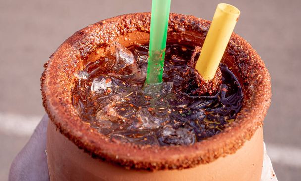 Lezzetli geleneksel Meksika kil sürahileri Jalisco 'dan limonlu soda, tekila, demirhindi ve pipetli buz.. - Fotoğraf, Görsel