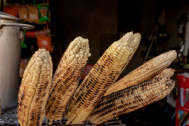 Lezzetli Meksika usulü kavrulmuş ve saplanmış mısırlar.. - Fotoğraf, Görsel