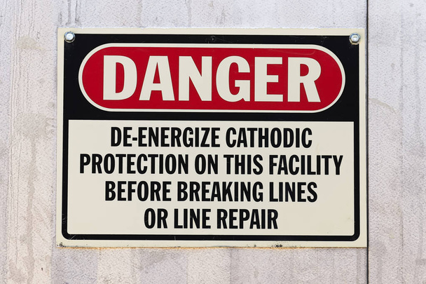 Un peligro desenergizar la protección catódica en este signo de la instalación - Foto, Imagen