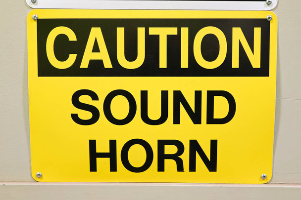 Gros plan d'un panneau avertisseur de corne de Caution Sound - Photo, image