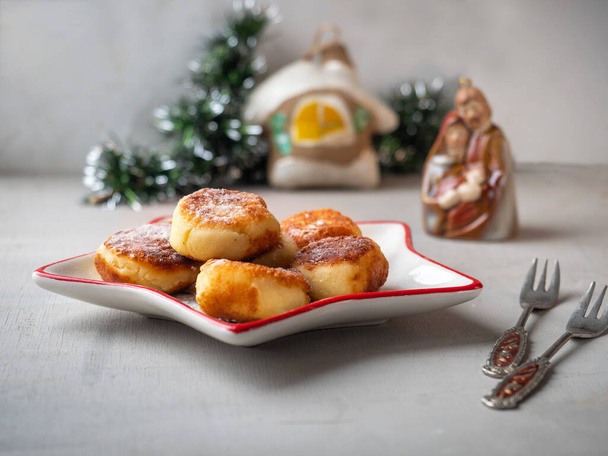 Desayuno por la mañana de Navidad con pasteles de queso y decoración navideña, horquillas de postre vintage - Foto, imagen