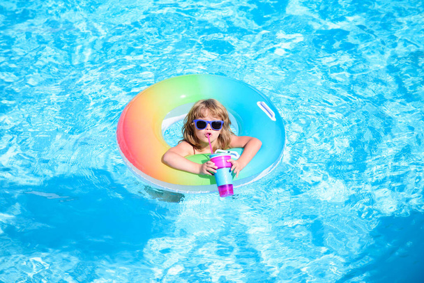 Children drink summer cocktail in the swimming pool. - Fotografie, Obrázek
