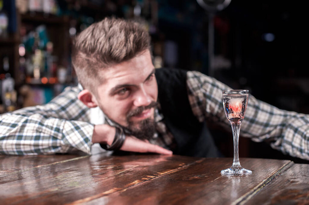Barman mixes a cocktail on the alehouse - Foto, Bild