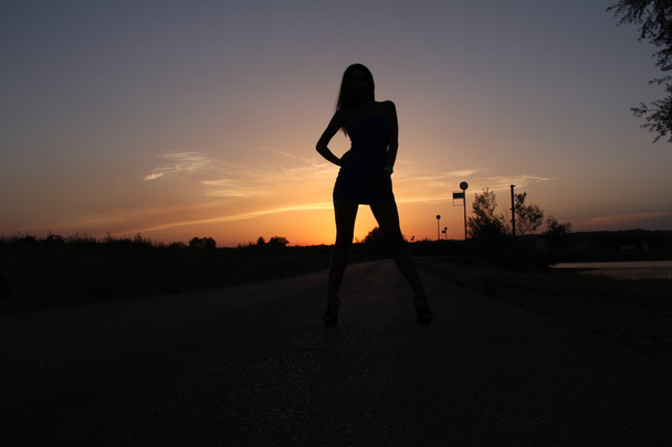 Vrouw bij zonsondergang - Foto, afbeelding