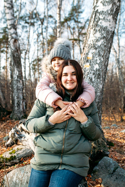 Mãe e filha na natureza, floresta ou parque, andar comunicação e saúde - Foto, Imagem