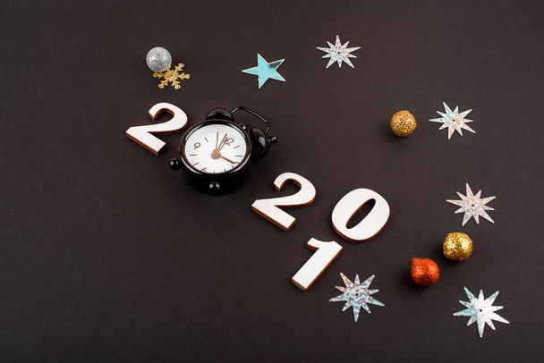 Wodden 2021 Δημιουργικότητα και έμπνευση ιδέες έννοιες με λίγο ρολόι στο φόντο μαύρο χρώμα. Επιχειρηματική λύση. Περιεχόμενο νέων ετών - Φωτογραφία, εικόνα