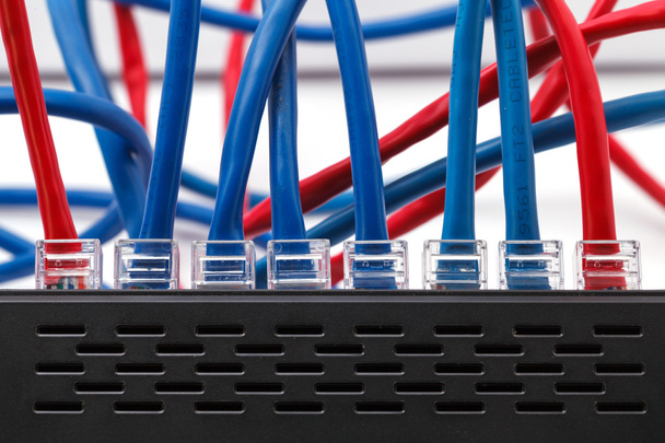Commutateur réseau LAN avec câbles Ethernet branchés
 - Photo, image
