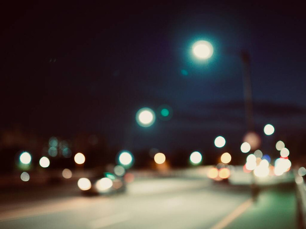 Stadscentrum nacht straat bokeh, gemiste focus   - Foto, afbeelding