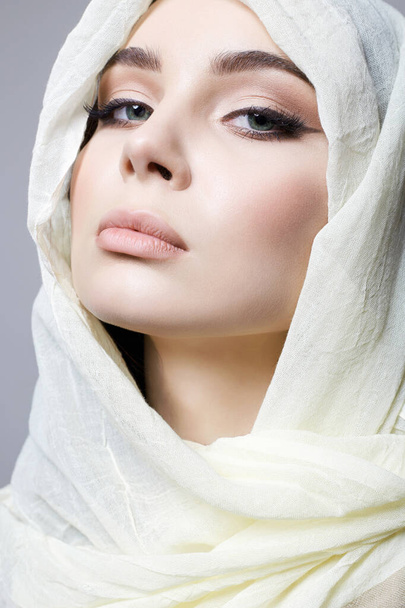 красивая молодая женщина. Красавица в хиджабе. модель восточного стиля - Фото, изображение