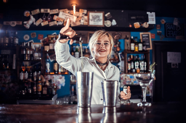 Kız barmen meyhanede kokteyl hazırlıyor. - Fotoğraf, Görsel