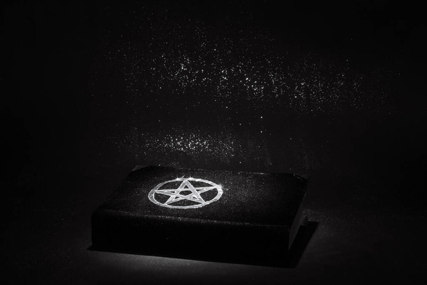 Fekete mágikus könyv. Gyönyörű okkult rituálé. Spituális hangulat. - Fotó, kép