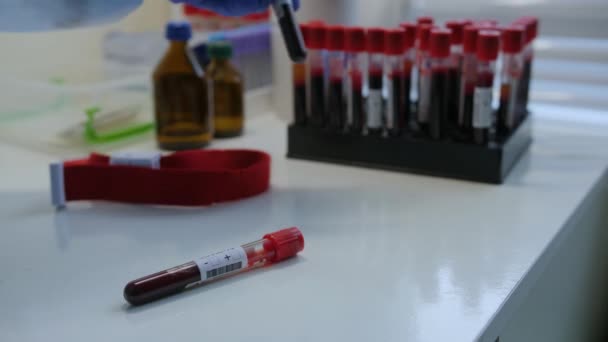 tubos desechables, con sangre venosa para la prueba de covid-19 - Metraje, vídeo
