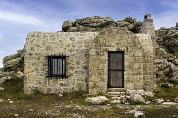 Маунтін-Валієнте в Куева-Валієнте. Провінції Сеговія, Авіла і Мадрид, Іспанія. Національний парк Сьєрра - де - Гуадаррама - Фото, зображення