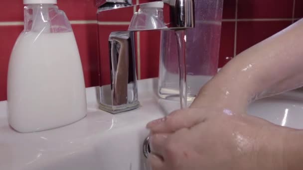 Verhinderung der Koronavirus-Zerstörung pathogener Bakterien. Waschen Sie sich die Hände mit Flüssigseife - Filmmaterial, Video