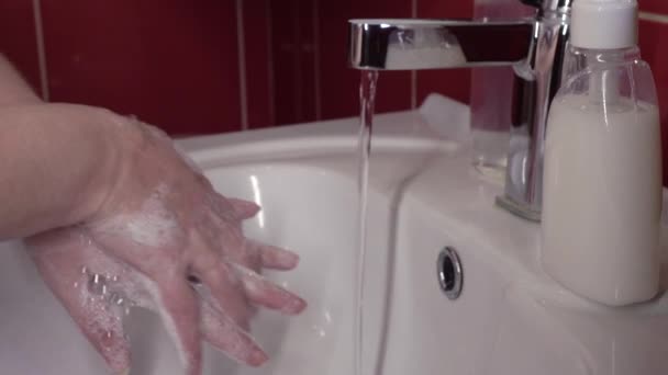 Prevención de la destrucción del coronavirus de bacterias patógenas. Lávese las manos con jabón líquido - Metraje, vídeo