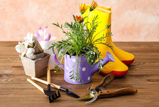 Tuinieren gereedschap op tafel tegen kleur achtergrond - Foto, afbeelding