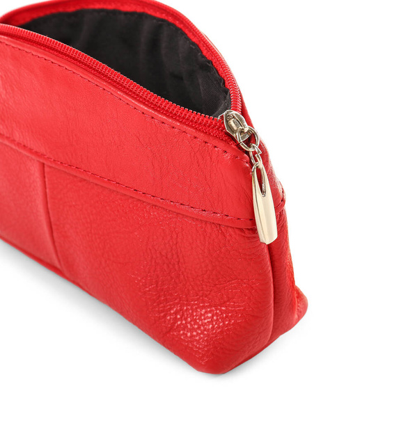 Bolso cosmético rojo sobre fondo blanco - Foto, imagen
