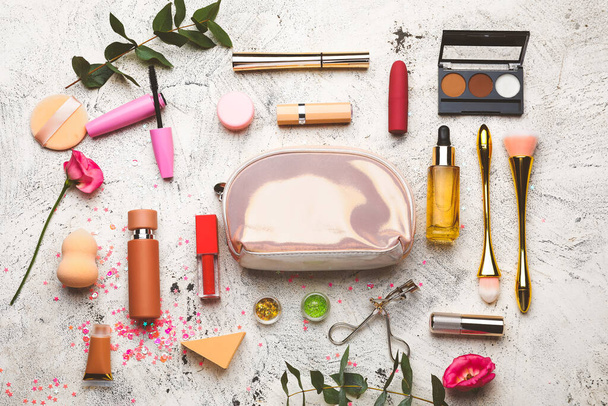 Make-up tas met decoratieve cosmetica op lichte achtergrond - Foto, afbeelding