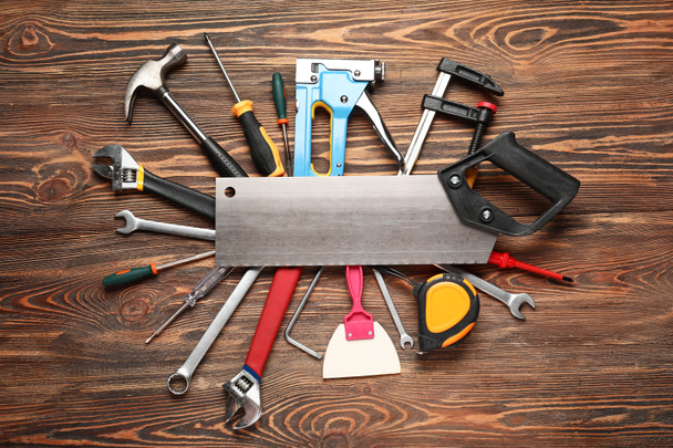 Комплект строительных инструментов на деревянном фоне - Фото, изображение
