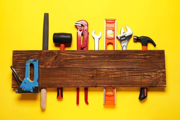 Набор строительных инструментов на цветном фоне - Фото, изображение