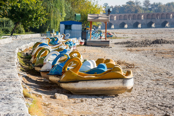 Zwaan boot in de droogte Zayanderud River, of Zayandeh-Rood of Zayanderood, in de winter, Esfahan, Iran. de grootste rivier van het Iraanse Plateau in centraal Iran. - Foto, afbeelding
