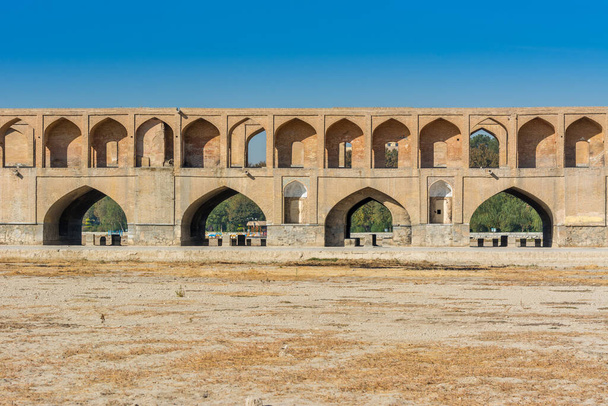 Арки моста Аллахверди-хана, также названного Ши-о-се-польским мостом, через реку Заяндеруд, в Исфахане, Иран, знаменитое историческое здание в истории Персии - Фото, изображение
