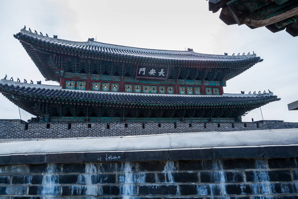 Janganmun Gate, Corea tradizionale punto di riferimento nella città di Suwon della Corea del Sud. La fortezza di Hwaseong è un edificio storico nella seconda parte della dinastia Joseon. - Foto, immagini