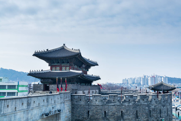  Janganmun Gate, Κορέα παραδοσιακό ορόσημο στην πόλη της Suwon της Νότιας Κορέας. Hwaseong Φρούριο είναι ένα ιστορικό κτίριο στο τελευταίο μέρος της Δυναστείας του Joseon. - Φωτογραφία, εικόνα