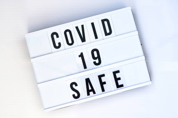 Lightbox με κείμενο COVID 19 SAFE. Πίσω στο σχολείο. Κοινωνική απόσταση. Σχολική καραντίνα. Αντιγραφή χώρου. Δεύτερο κύμα του Coronavirus - Φωτογραφία, εικόνα