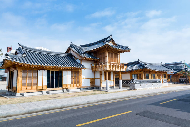 Casas tradicionales en la ciudad de Suwon de Corea del Sur cerca de la fortaleza de Hwaseong, punto de referencia tradicional en la ciudad de Suwon. - Foto, Imagen
