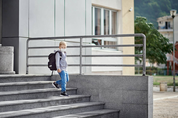 Ребенок в маске выходит из школы - Фото, изображение