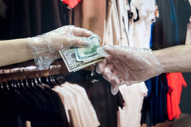 comprando ropa en la tienda, el comprador paga dinero por la compra. estilo de vida - Foto, imagen