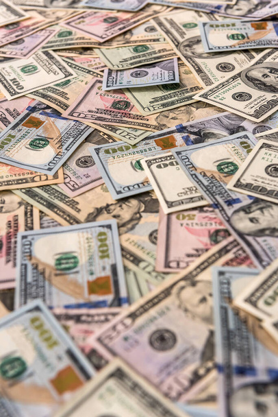 Dolarové bankovky rozptýlené na dřevěném stole zblízka - Fotografie, Obrázek