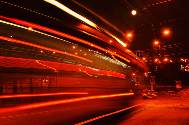 дорога в ночное время города автомобили диск длительного экспозиции фотографии красиво - Фото, изображение