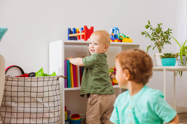 Two babies play and develop in the playroom - Foto, Imagem