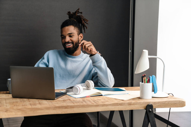 Confident young african man freelancer working at the desk - Foto, Bild