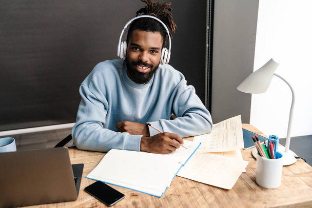 Confident young african man freelancer working at the desk - Foto, Imagem