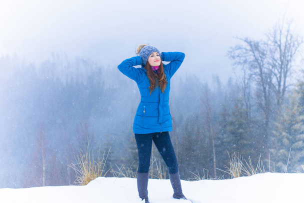  Donna camminare e riposare nella foresta di montagne innevate, vista alpina, neve sulle colline. Inverno periodo magico per una buona vacanza. - Foto, immagini