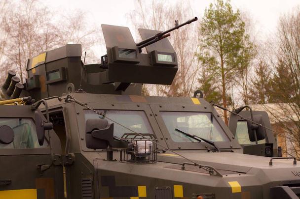 Vehículos blindados de reconocimiento patrulla armados con cañones y ametralladoras. - Foto, imagen