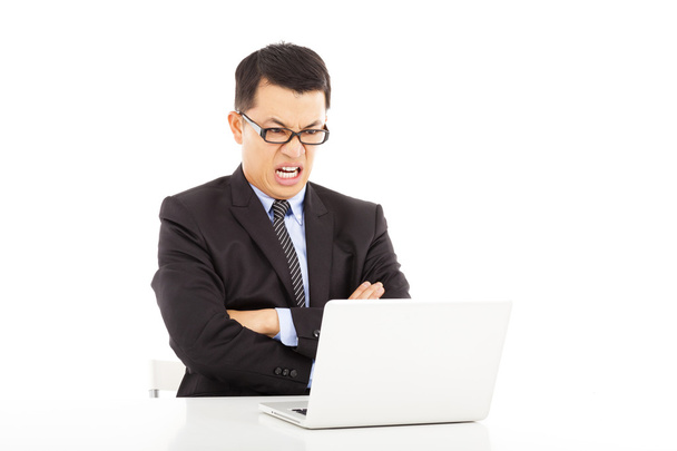 hombre de negocios enojado mira el ordenador portátil y brazos cruzados
 - Foto, Imagen