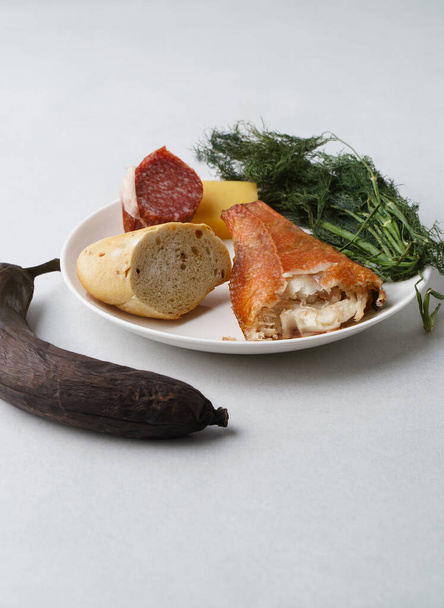 Płyta z różnymi odpadami żywności (przejrzały banan, czerstwy chleb, resztki ryb). Ilustracja koncepcji odpadów zerowych - Zdjęcie, obraz